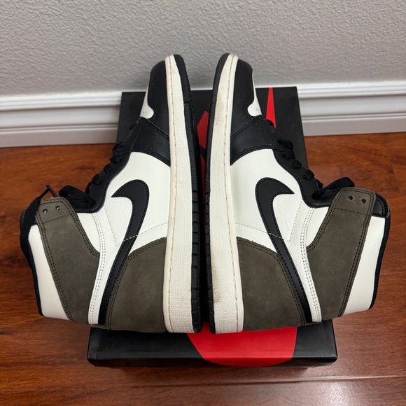 Jordan 1 Retro High Dark Mocha Size 10.5 - Picture 5 of 8